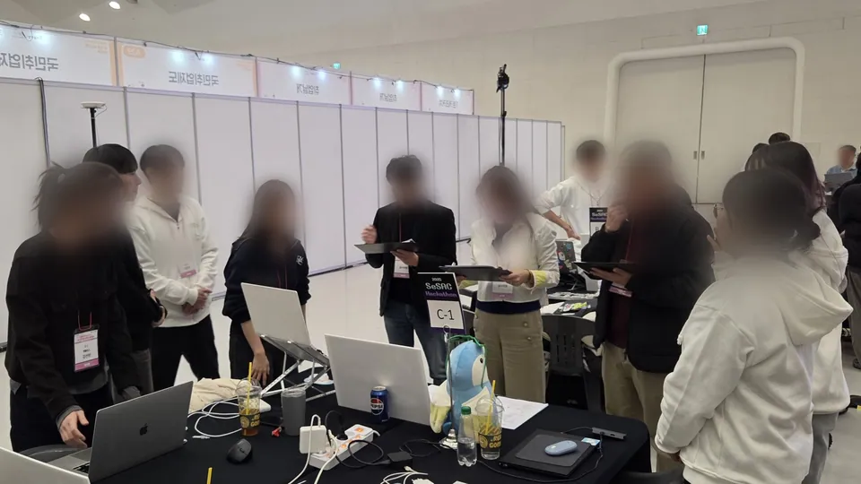 심사위원들에게 서비스를 시연하는 팀원들
