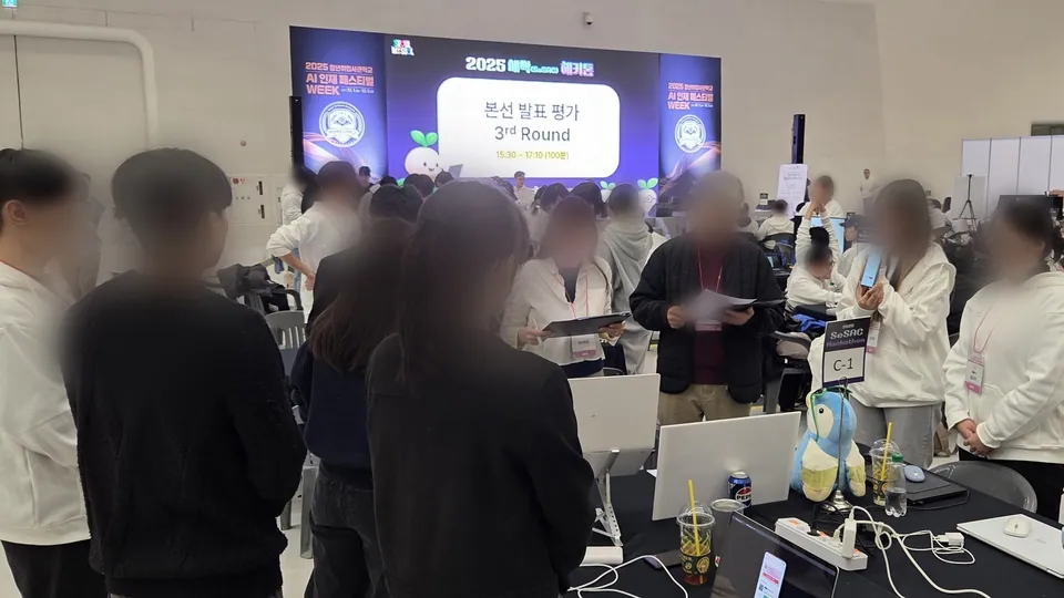 본선 발표 평가 3라운드에서 심사를 받는 모습
